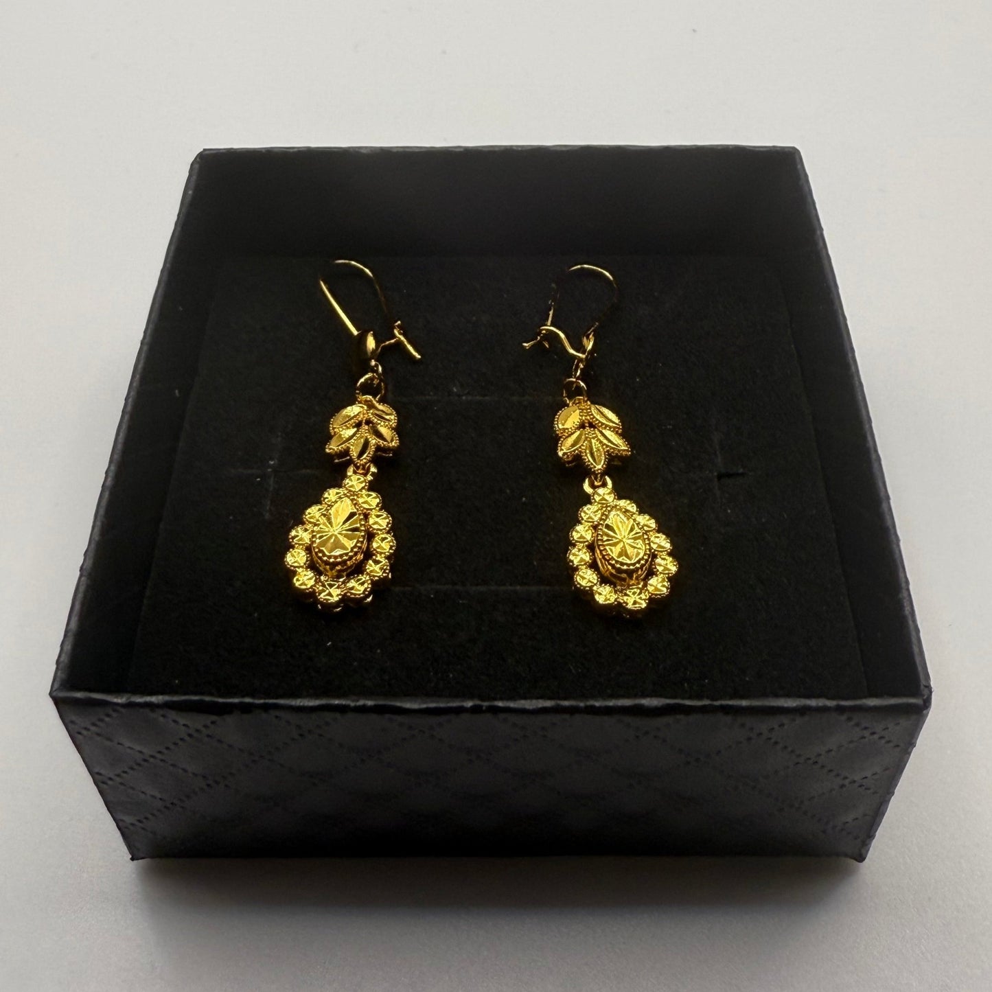 Elegant leaf medallion set