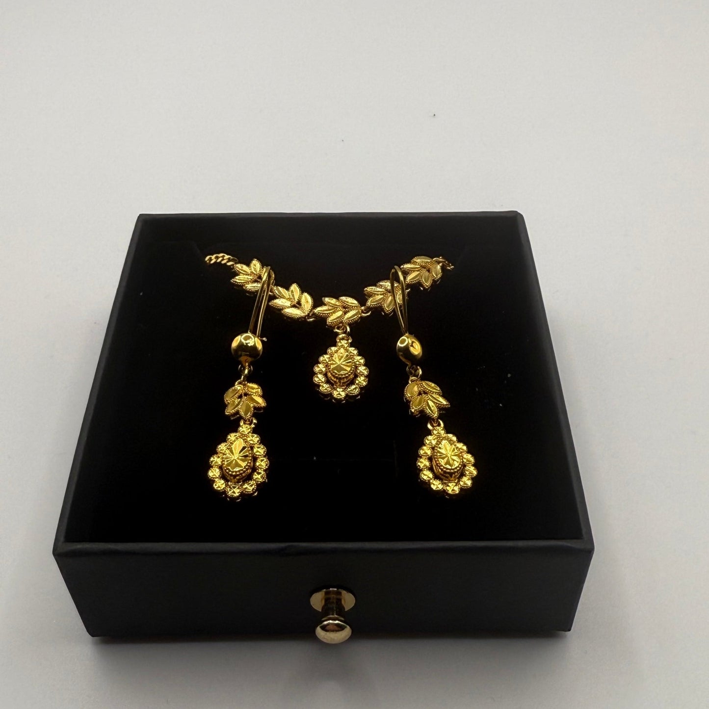 Elegant leaf medallion set