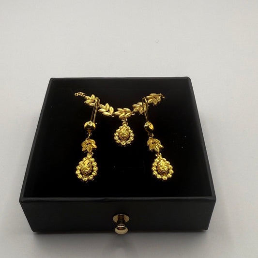 Elegant leaf medallion set